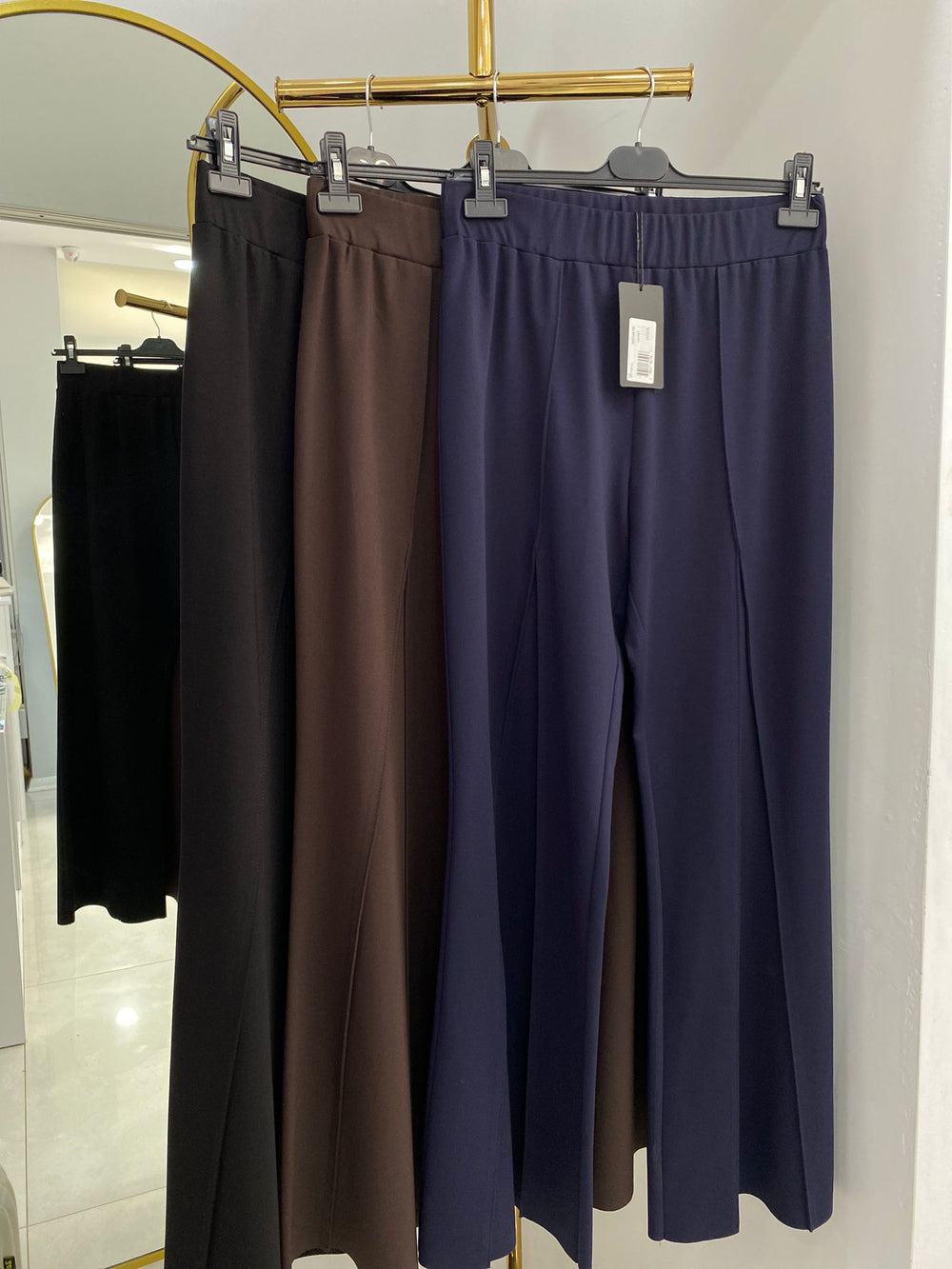 Paçası Üçgen Detaylı Pantolon