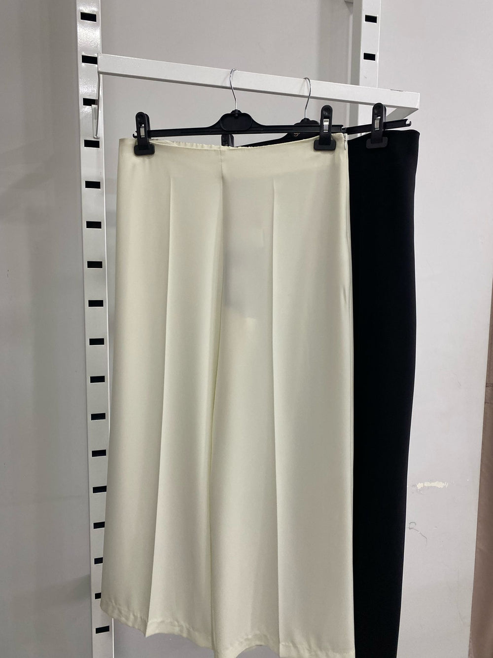 Arkası Lastikli Kısa Geniş Paça Pantolon