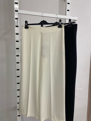 Arkası Lastikli Kısa Geniş Paça Pantolon
