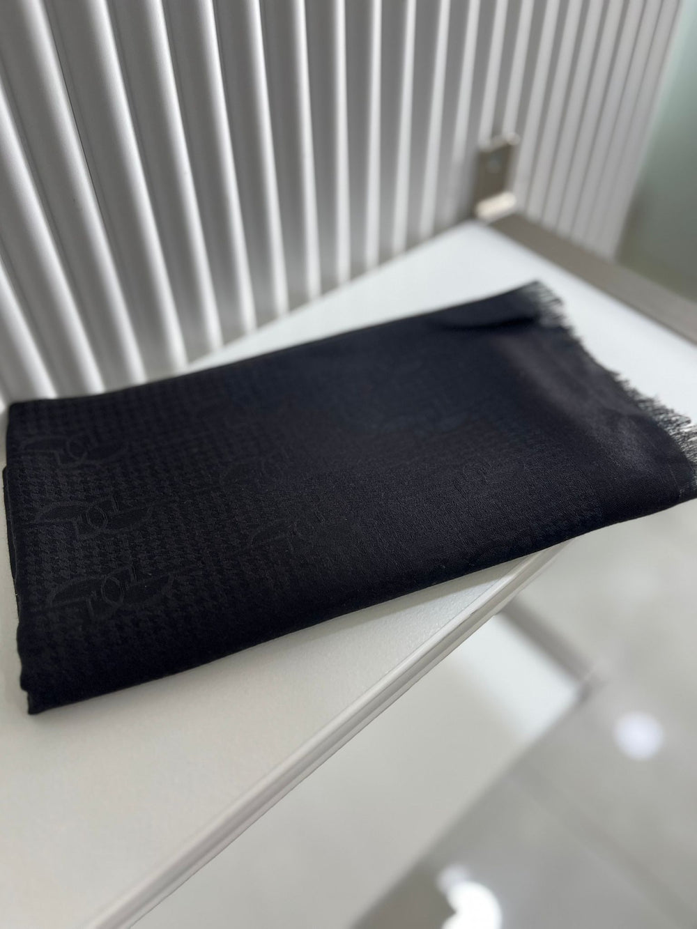 Siyah Logo Desenli İpek Pamuk Şal