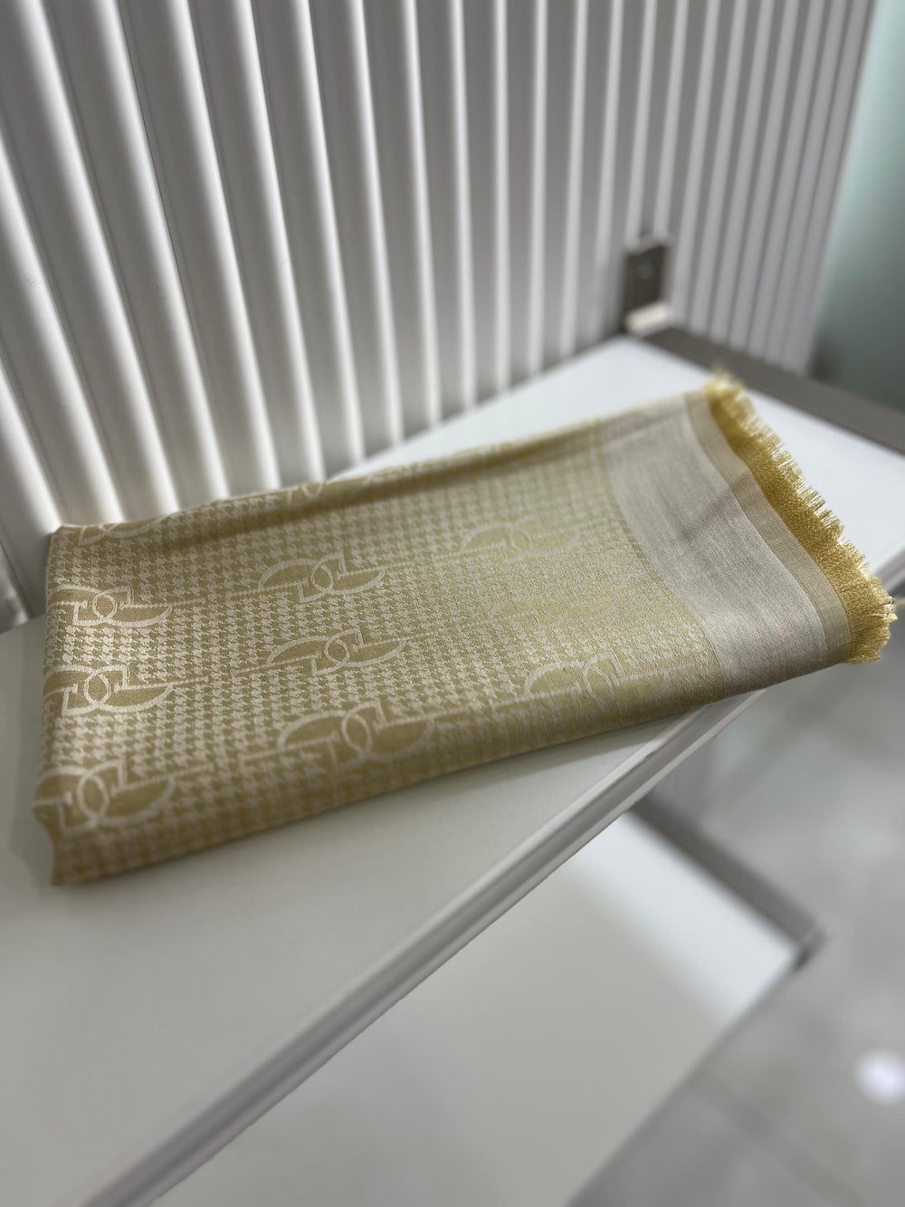 Krem Logo Desenli İpek Pamuk Şal